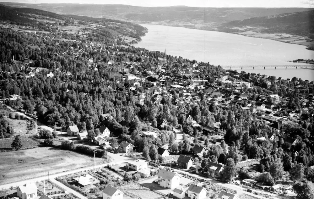 Flyfoto, Lillehammer, oversiktsbilde mot sør, øvre bydel, Nordsetervegen, Randgårdsjordet,