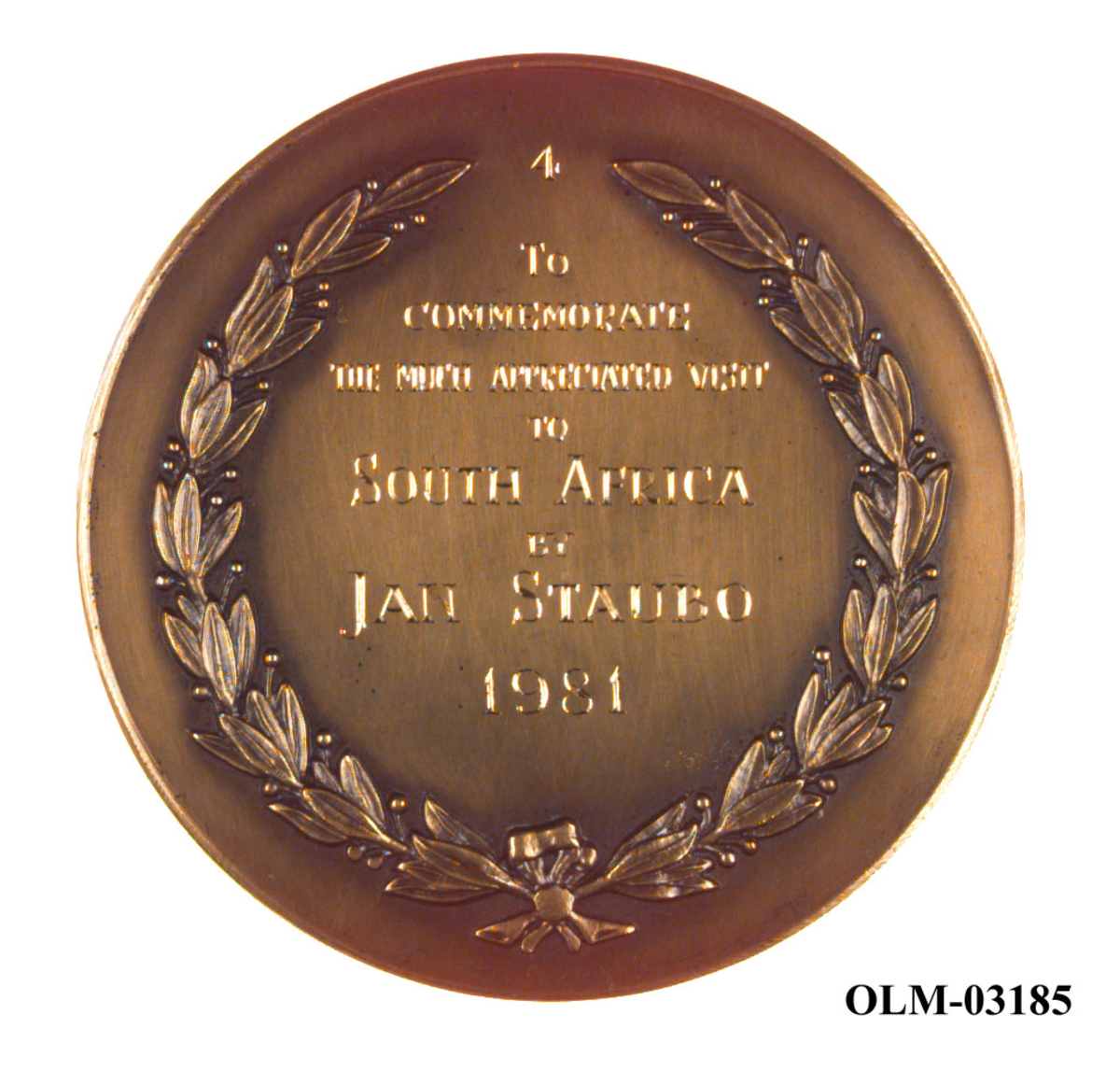 Bronsefarget medalje med motiv av en antilope/gaselle i sprang.