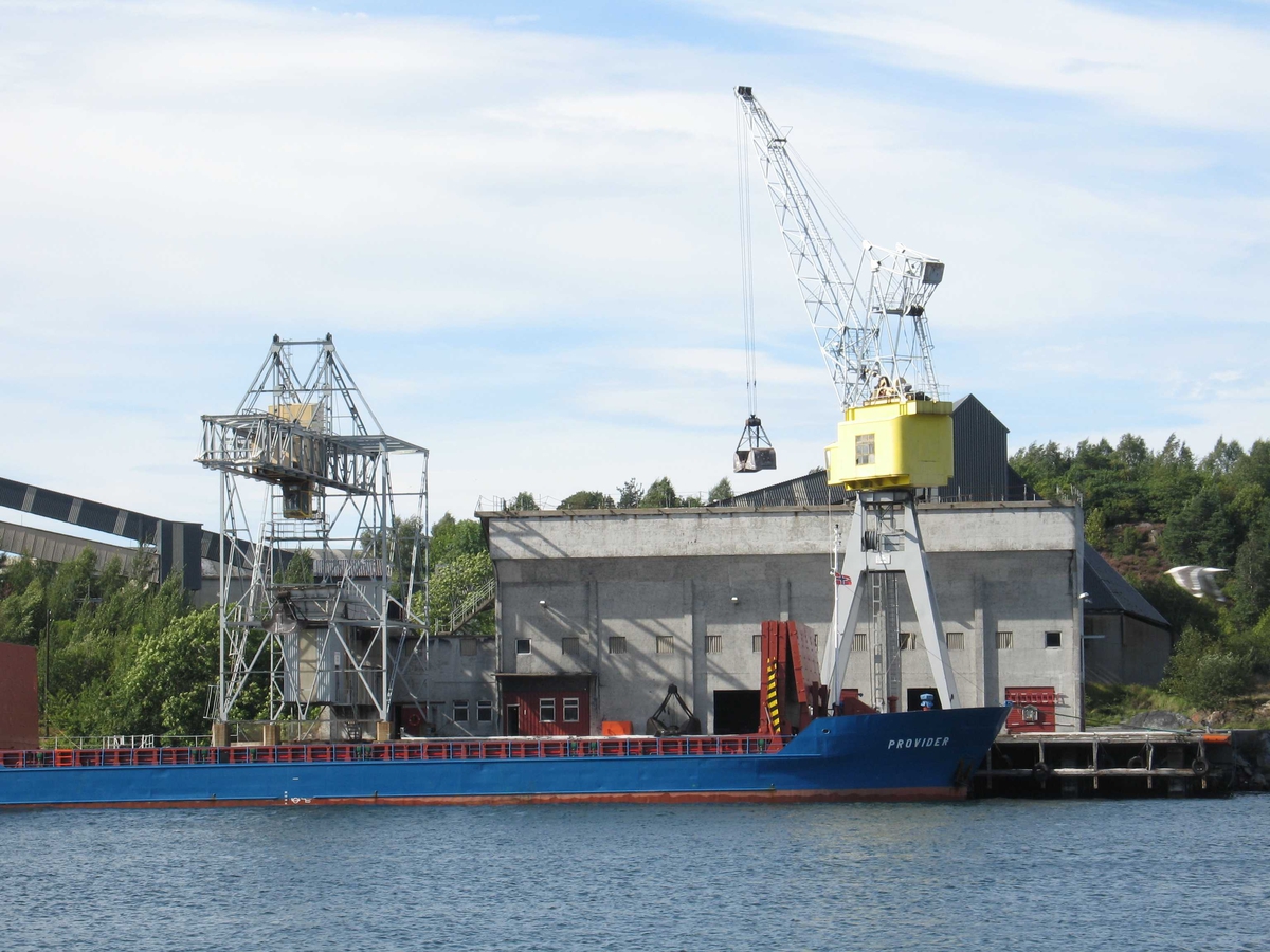 Arendal Smelteverk, sett fra Tromøya. Lossing av kvarts ved importkaia. Siste lossing til smelteverket. 
