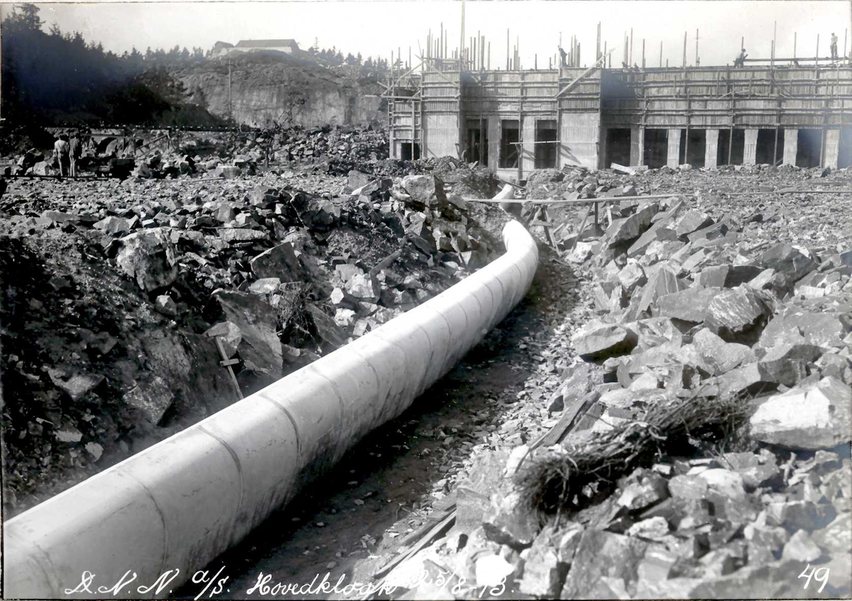 "25/08-1913" Nitriden. Hovedkloakk. På høyden i bakgrunnen vannbassenget. Omformerstasjonen, underetasjen støpt.
