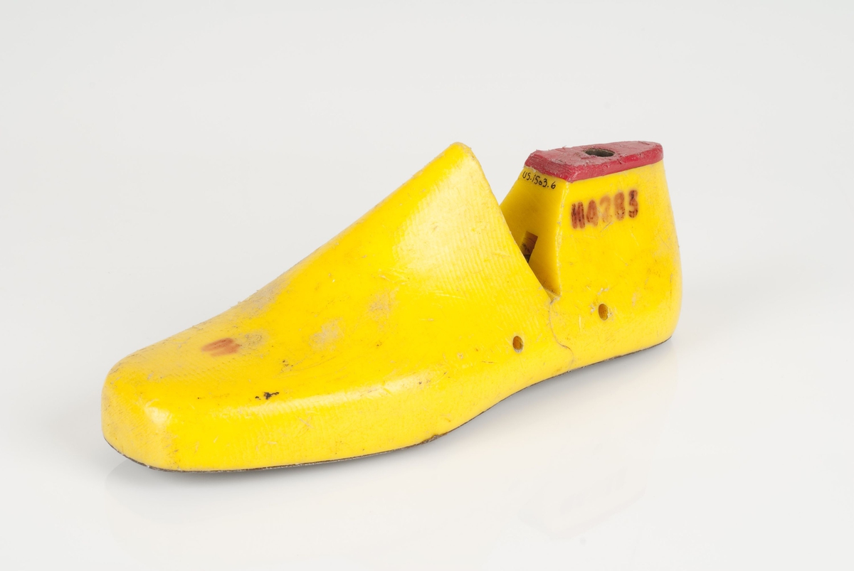 En plastmodell (lest) i fargen gul.
Venstrefot i skostørrelse 40.
Såle i metall.
