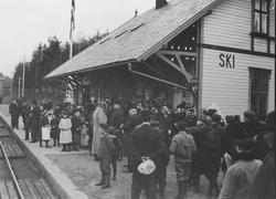 Tett med mennesker på Ski stasjon.
