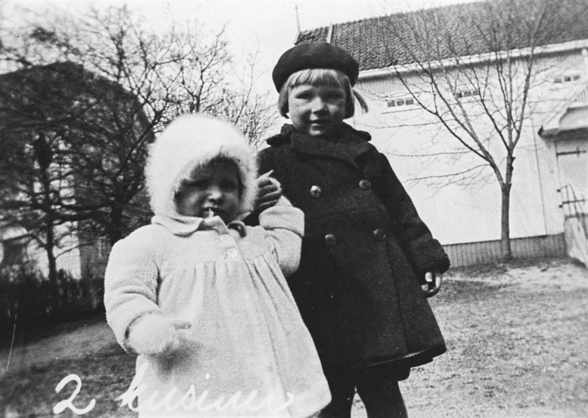 Helene Johannson og en kusine. Søte jenter i kåpe og luer.