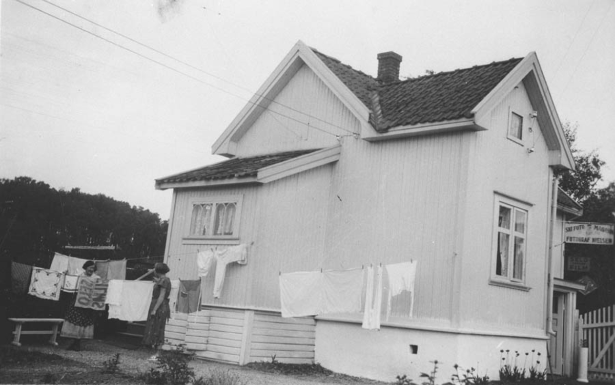Svingen, huset til fotograf Thorstein Nilsen, med ny kjellernedgang.