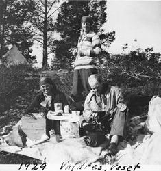 Leirplass med spisstelt i bakgrunnen.