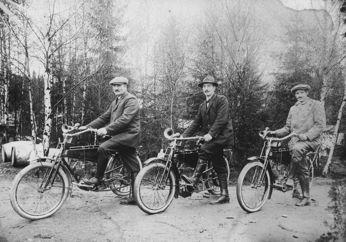 Tre menn på sykkel.