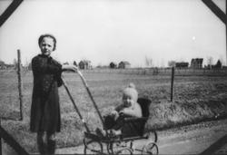 Gjerdrum i påsken og på sommeren. To bilder.