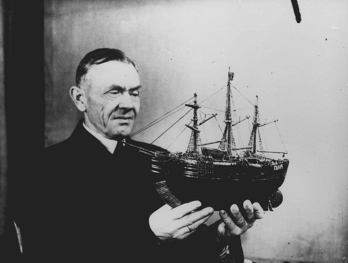 Jørgen Stubberud med sin første model av "Fram".