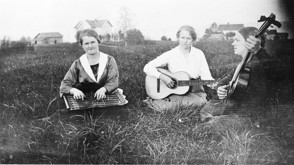 Tre damer med musikkinstrumenter ved Nordby skole.