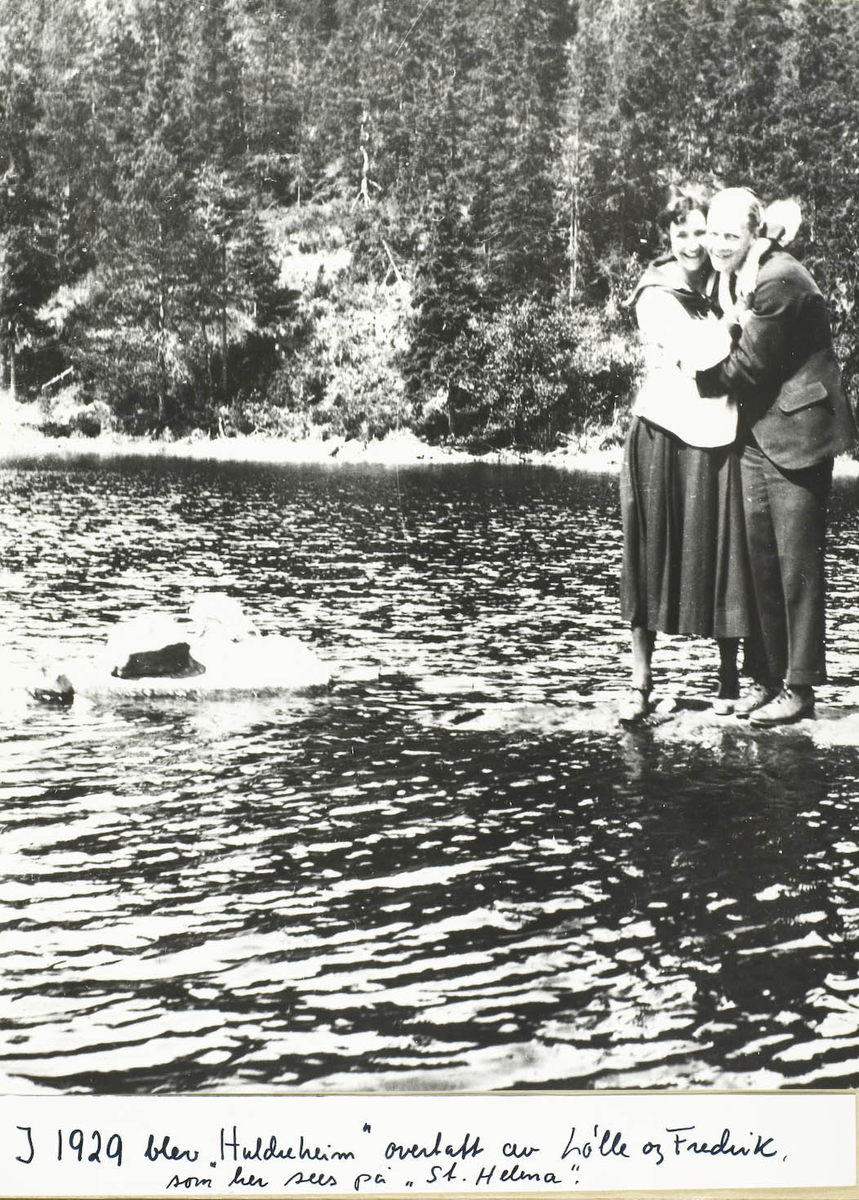 To unge mennesker på en stein i vann. 