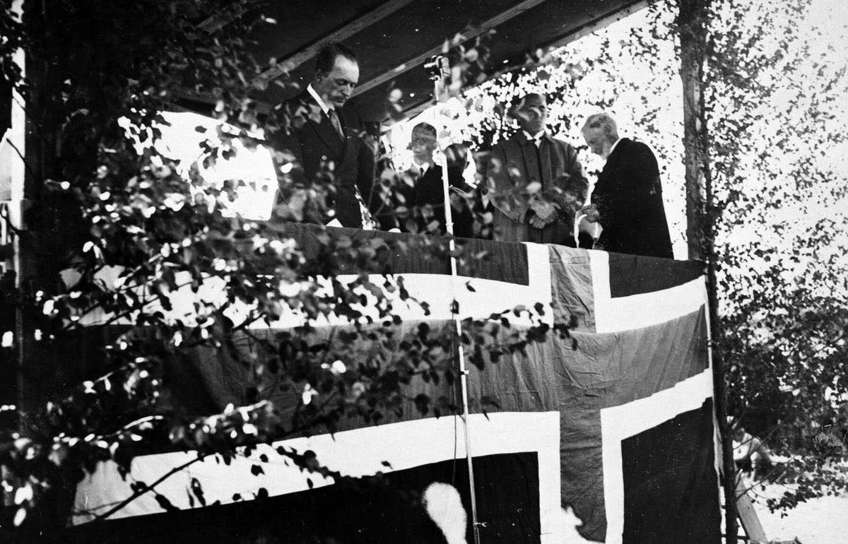 Olavbautaen ved Hellerudsletta
Avdukingen 12. 8. 1934
Bildeserie fra festlighetene rundt avdukingen