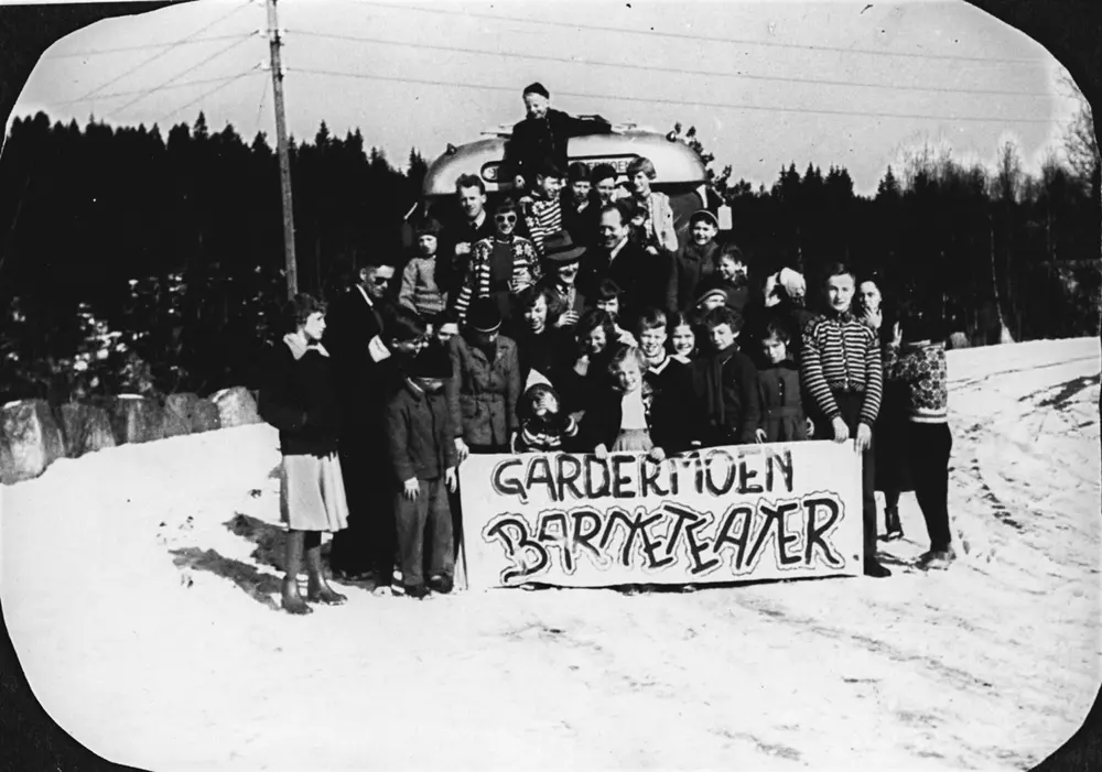 Gardermoen barneteater på tur til Drammen med buss 1955