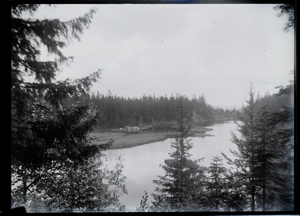 Utsikt utover et vann. Skog og fjell rundt. - Museene i Akershus ...