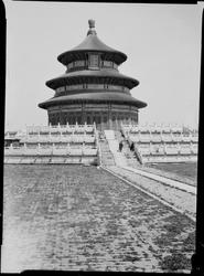 Himmelens Tempel i Beijing. To personer står i en trapp som 
