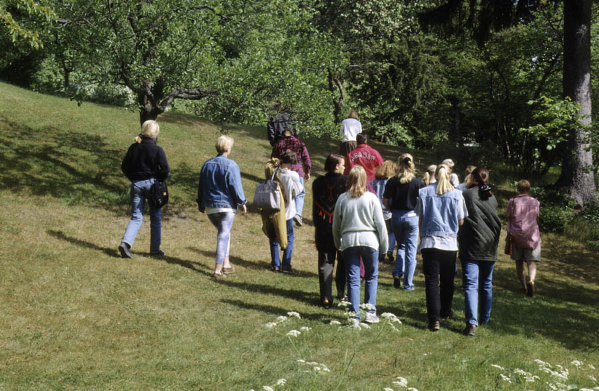 Asker Museum, orsommeren 1996. Omvisning i hagen. 