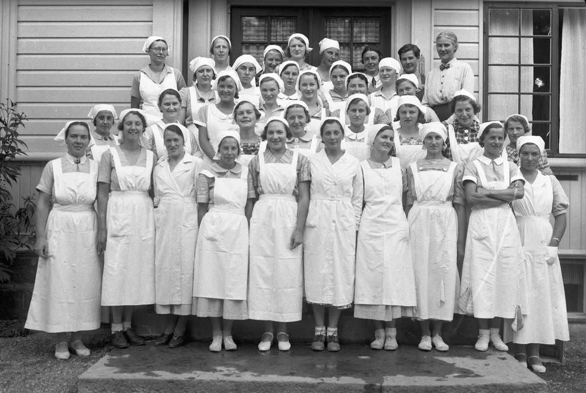 Kvinner i hvite uniformer.