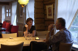 Mann og kvinne med sigaretter ved et bord, Jungeltelegrafen,