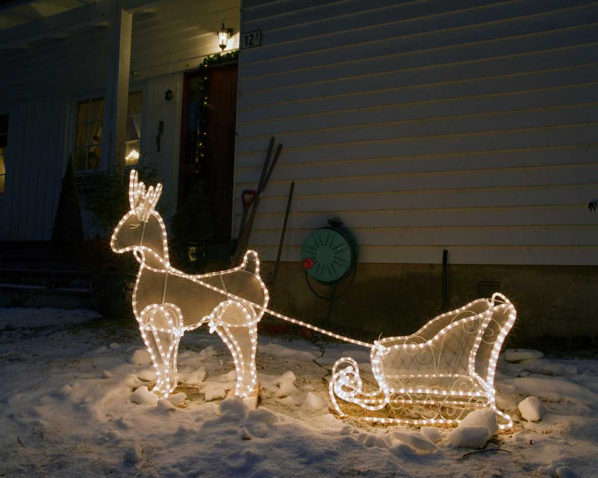 Julebelysning

Hvit lysende rensdyr med kane foran enebolig