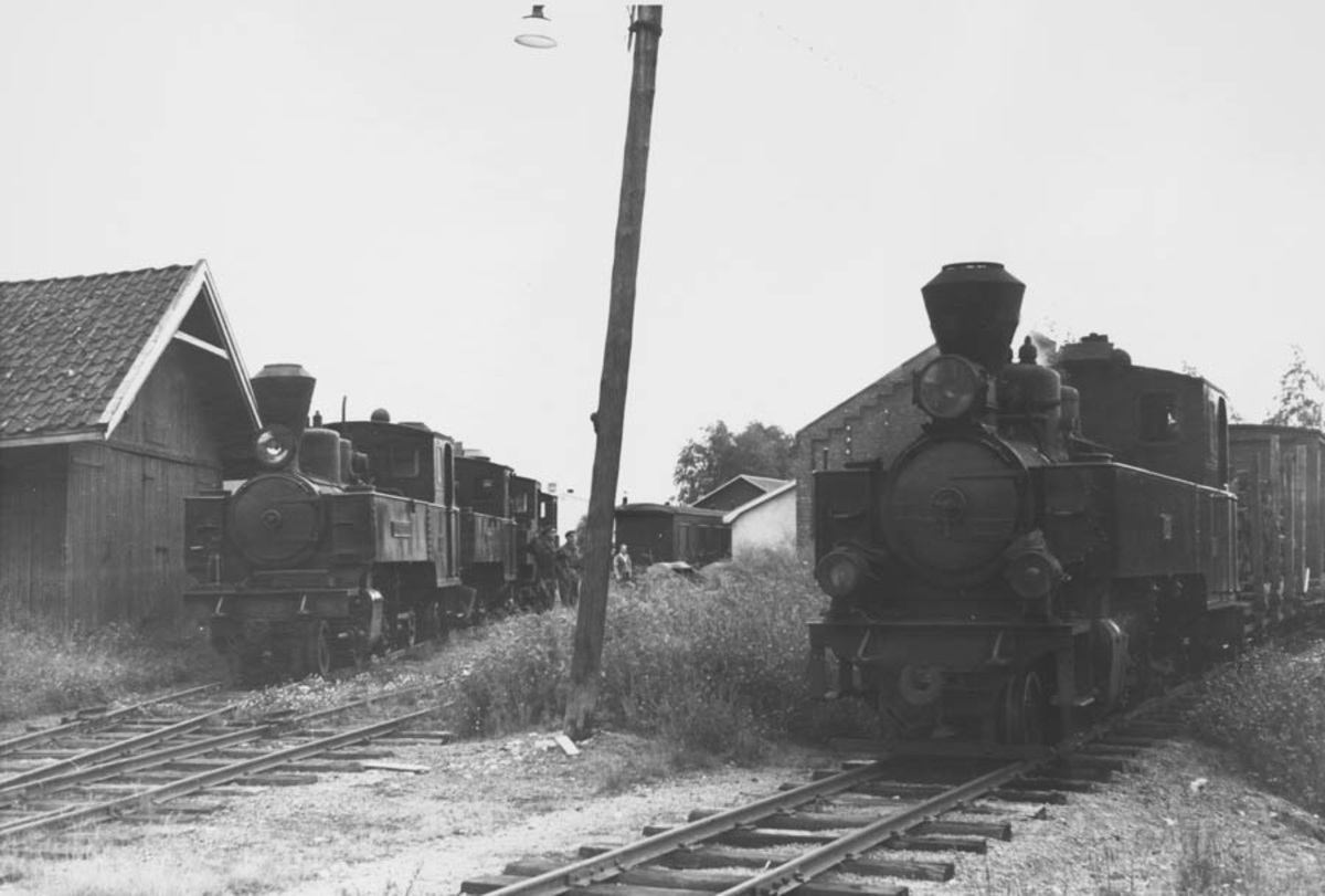 Eneste kjente bilde av alle banens 5 damplokomotiver.  Tog retning Sørumsand passerer verkstedet på Bjørkelangen.