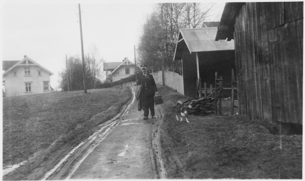 Overkonduktør Henry Danielsen og hunden Bumann i Villavegen 6 på Bjørkelangen.