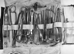 Et oppsett av kirurgiske instrument. Røret midt i bildet tro