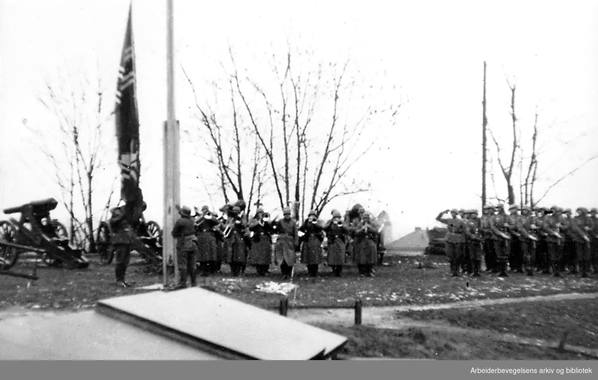 Akershus Festning 9. april 1940..Hakekorset heises av tyske soldater