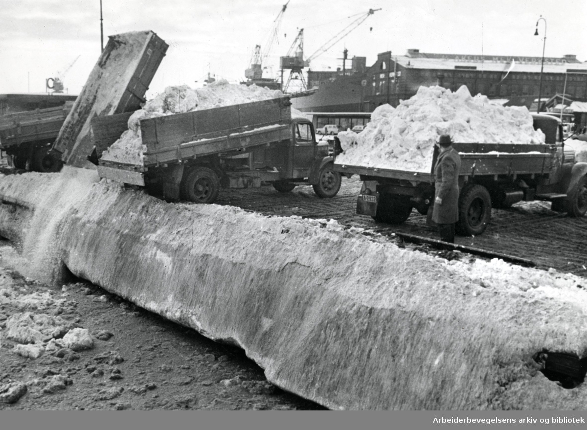 Oslo veivesen tømmer snø i havnebassenget,.februar 1966