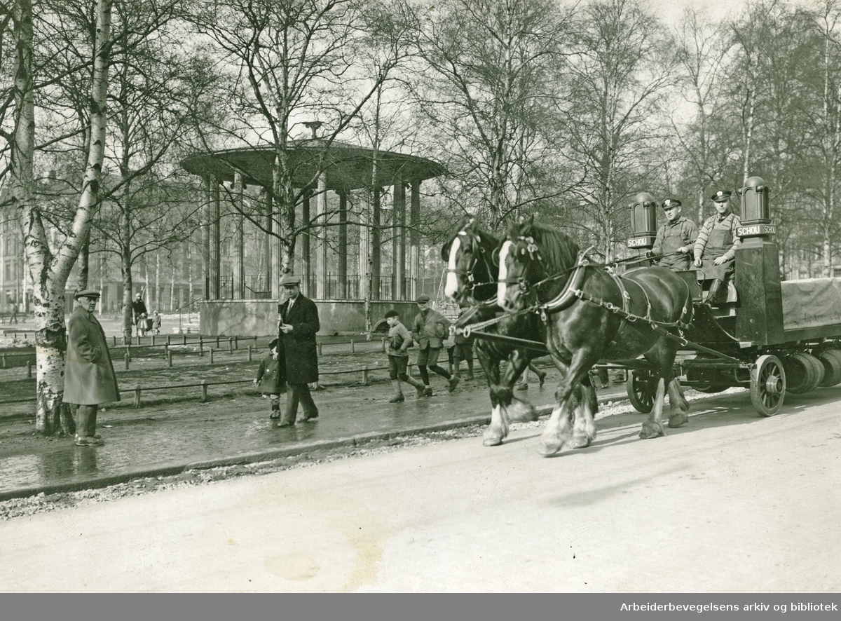 Hest og vogn fra Schous bryggeri passerer Birkelunden på Grünerløkka,.1927-30