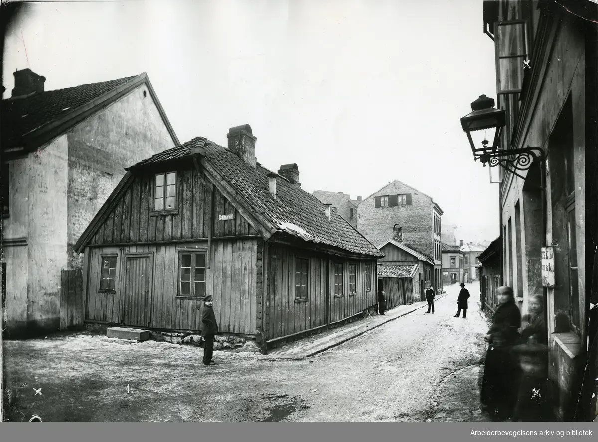 På hjørnet av Bakkegaten og Skolegaten i Vika,.ca. 1900