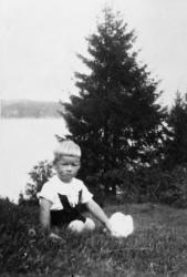 "Bildet er tatt et sted vi kalte "bakkan" med fin utsikt til