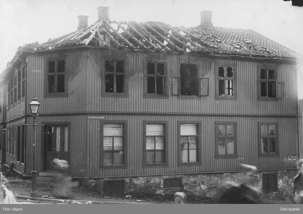 Brannskadet bygning, Nannestadgata. Stadsingeniøren - Fotografier af Kristiania (albumtittel). Ca 1892, basert på øvrige daterte bilder i samme album.