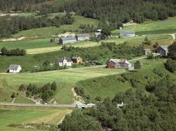 f.v: bedehuset, Sørngarden, Lassegarden. I bakgrunnen Daugst