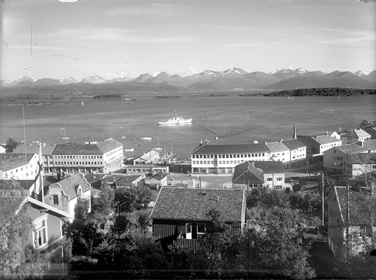 Kongeskipet "KS Norge" på fjorden, med Torget og Pettersson..Trolig er dette kongebesøket 22.07.1949.