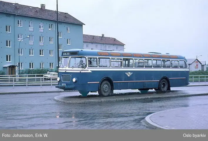 Buss, De Blå Omnibusser, DBO buss A-15451 linje 67 til Bøler. Parkert på en forhøyning.