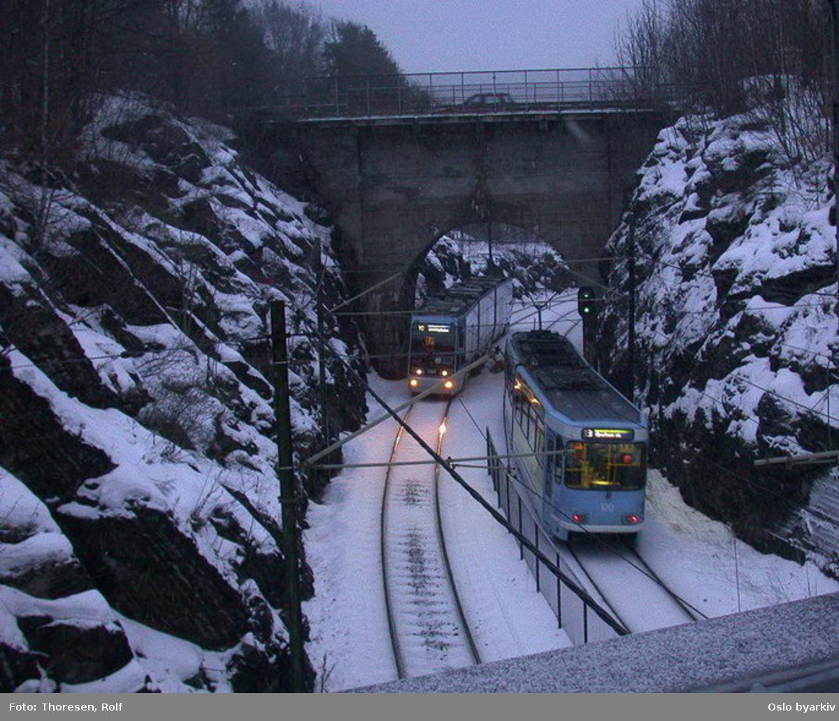 Oslo Sporveier. Trikk motorvogn 120 type SL79 linje 13 fra Grefsen stasjon i Jarskjæringa inn mot Jar endeholdeplass. Tilsvarende vogn på linjen på vei ut.