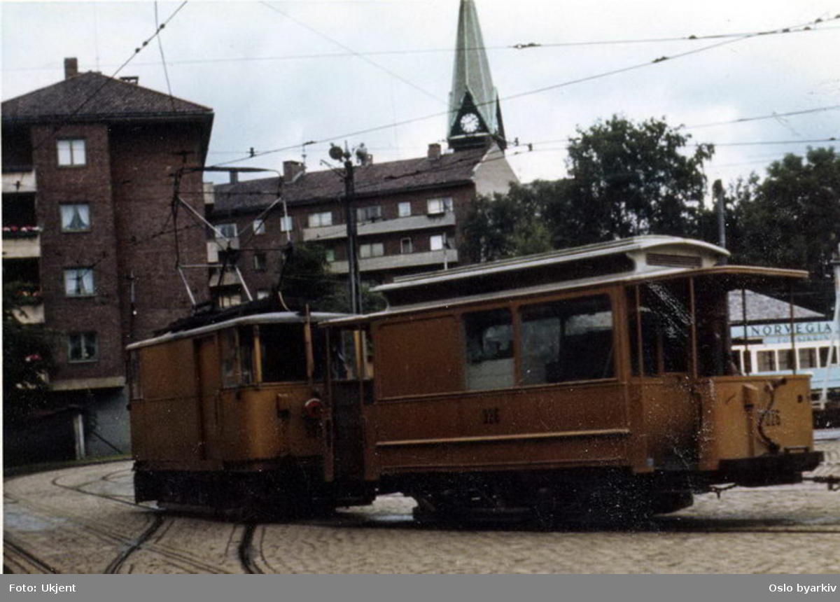 Oslo Sporveier. Trikk arbeidsvogn motorvogn 303 type SS plog og tilhenger 326 type Union utenfor Sagene vognhall.