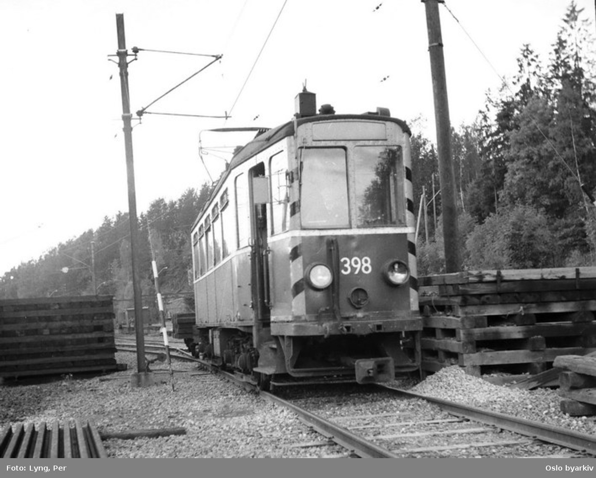Oslo Sporveier. Trikk arbeidsvogn motorvogn type A nr. 398 (tidligere nr. 28 på Lilleaker-Østensjøbanen), her med lastetraller med sviller på baneavdelingens lagertomt på Durud.