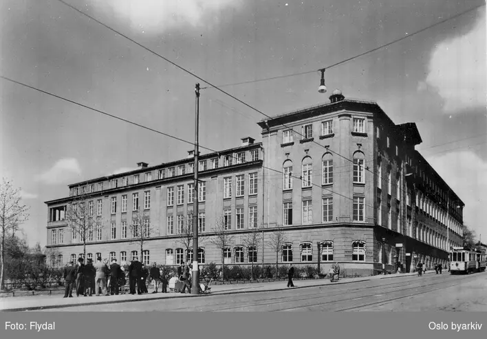 Sophies Minde, ortopedisk sykehus, Bülow-Hanssens plass. Inntil 1935 Nationalbryggeriets gård. Trikk ned mot stoppeted, ventende reisende. Postkort 54.