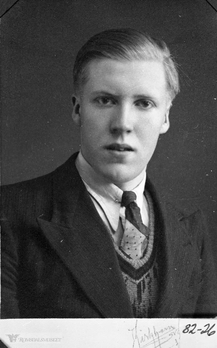 Portrett. Hans T. Bugge. Hans var eldste sønn i Olagarden, vart gift med ei frå Skorgestua. Hans døde i 1952 av polomilytt.....ADRESSE: Nesset       Bugge        Bugge....