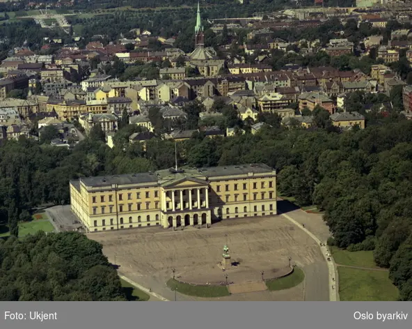 Oslo sentrum, Det kongelige slott, Slottsplassen, deler av Slottsparken. Briskeby og Uranienborg kirke i bakgrunnen. (Flyfoto)