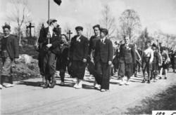 17. mai 1945. Toget på vei mot kirken frå Stubø...