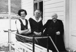 På trappa til huset til Karen Sverdrup "Fjordgløtt"...