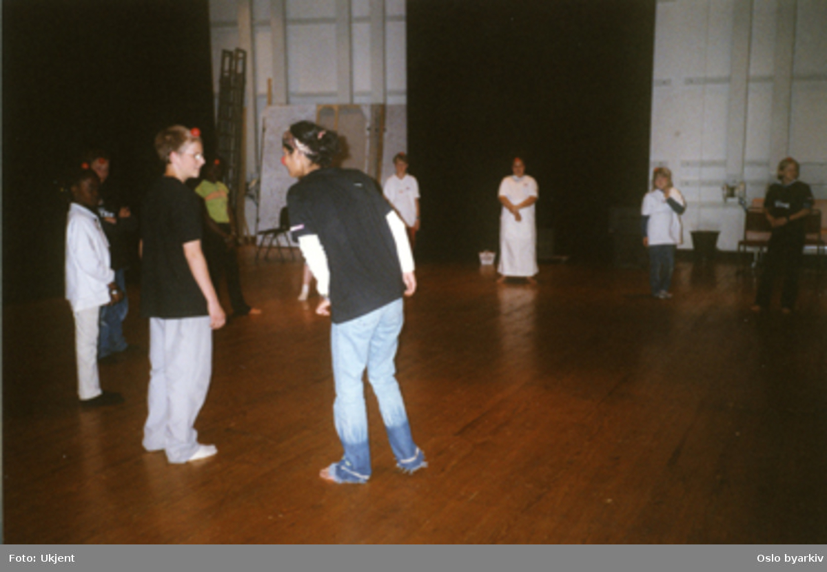 Barneteater. Drama and dance celebration (2000). Samarbeid med DNT.Kontakt Nordic Black Theatre ved ev. bestilling av kopier.