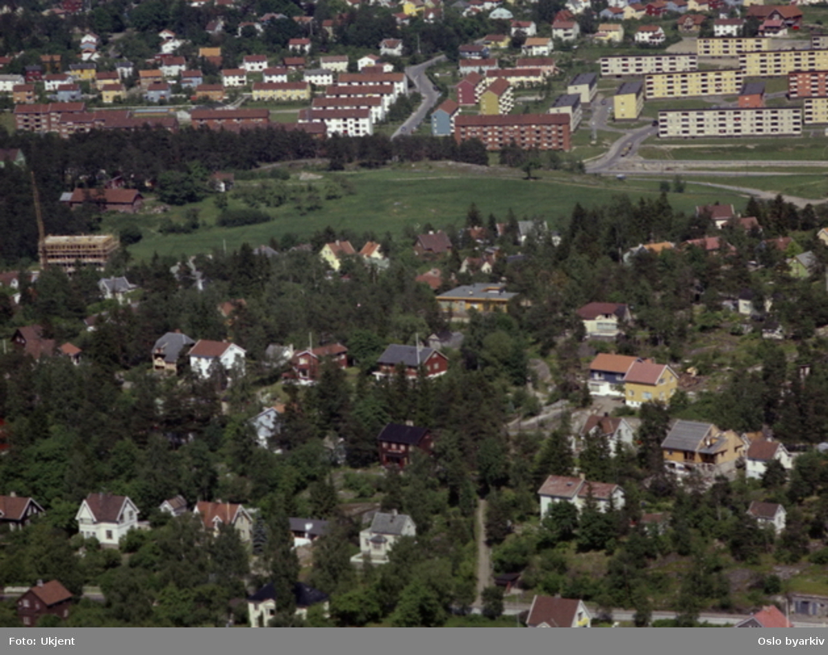 Olleveien foran. Ryen gård. Svartdalsveien, Plogveien. Blokkene på Nedre Manglerud i bakgrunnen. (Flyfoto)