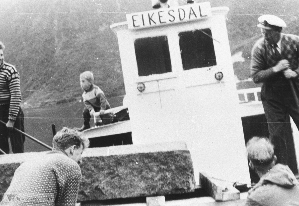 Eikesdal M/S i rute på Eikesdalsvatnet..Arnesteinen fraktes til Eikesdal med M/S Eikesdal..(Se Romsdal Sogelag Årsskrift 1985, side 7).