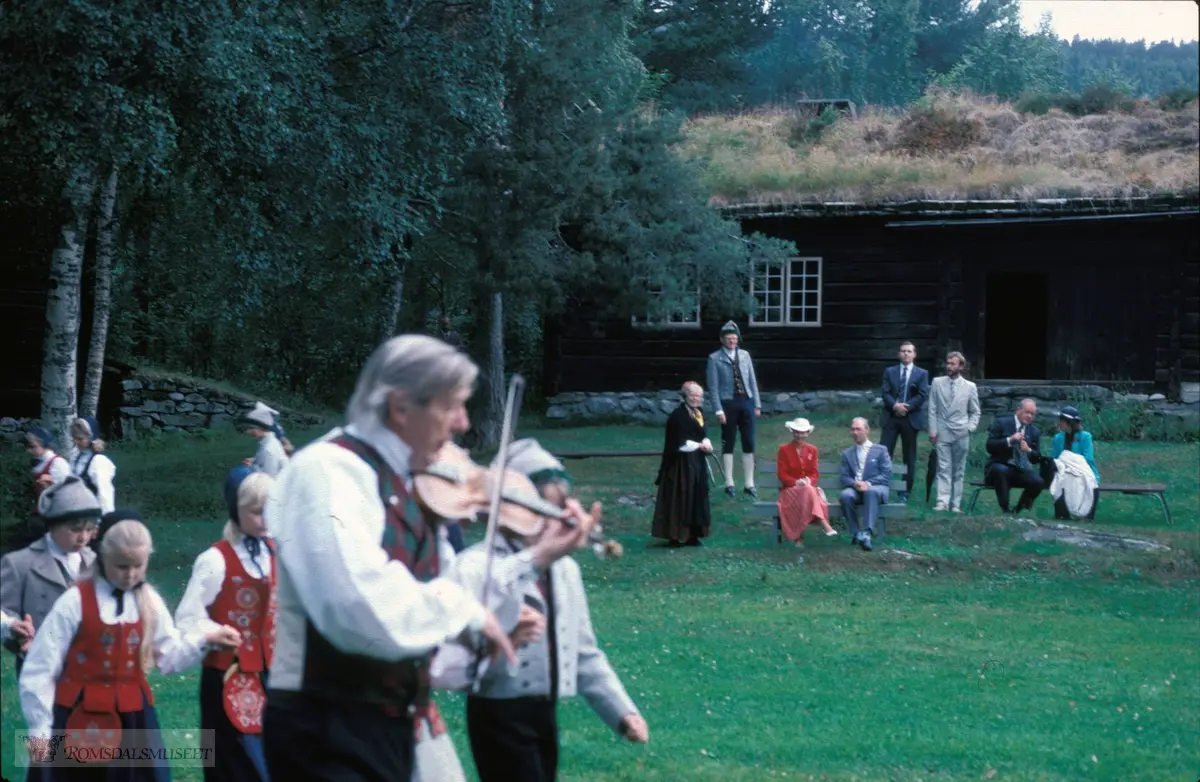 Leikarringen opptrer., Sonja besøket 22 juli 1985Sonja besøker Romsdalsmuseet...(Bjørn Austigard)
