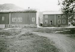 Borgstua til venstre, Almuens Herrestue til høyre..(Se Romsd