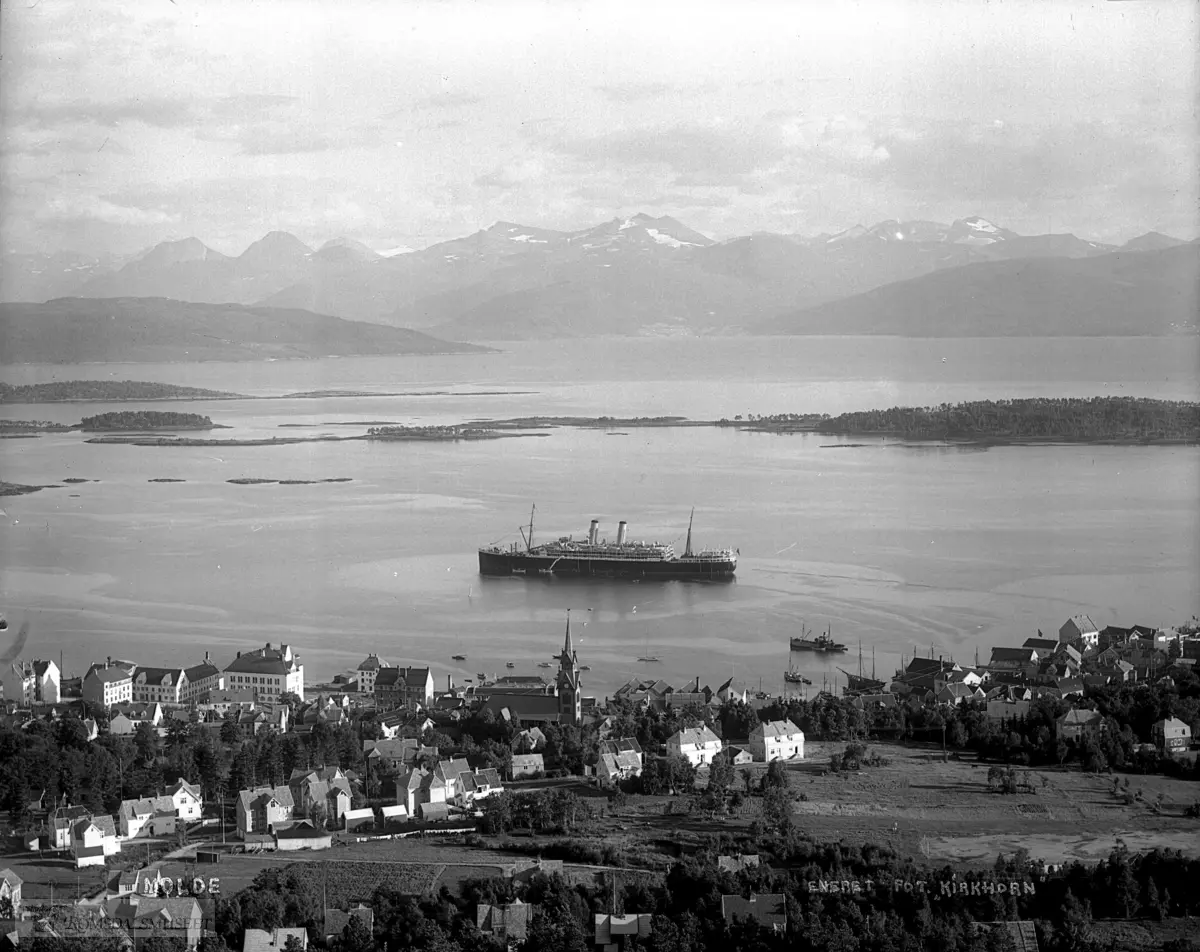 Molde by sett fra nord., Molde i panorama med hjertøya til høyre, turist skip på fjorden...(Se R.Fot.19605)