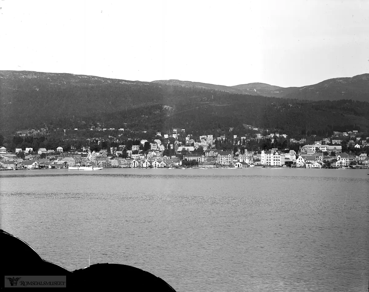 Molde by sett fra sør., Molde sett fra fjorden