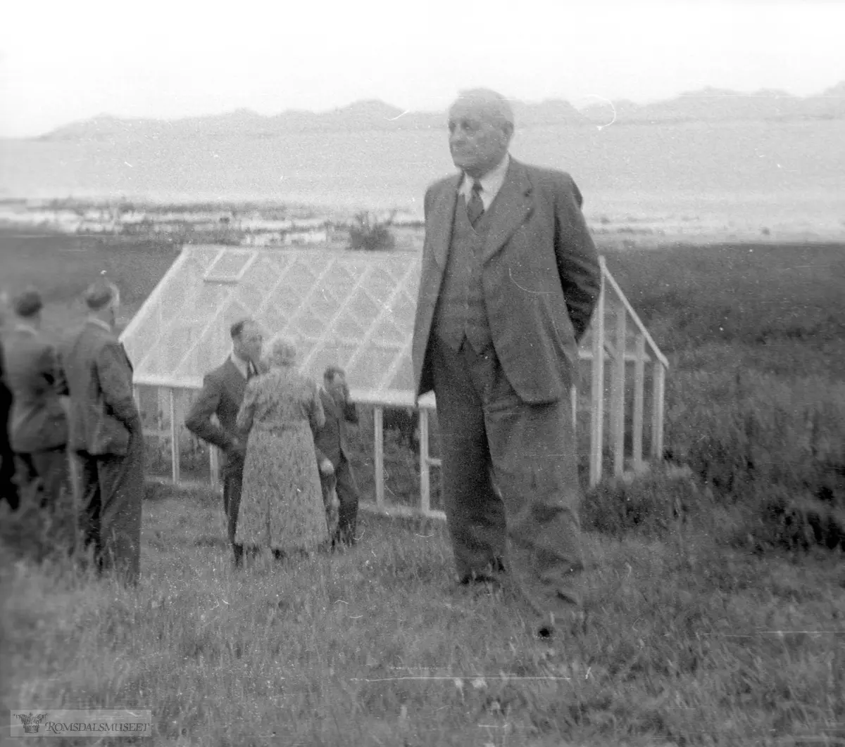 Fra bryllupet til Bjørn og Marie Sæbjørnsen i 1947..Sæbjørn Sæbjørnsen på heimgarden Bergan..(Filmbeholder 28984)